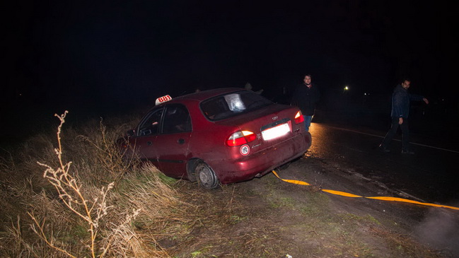 Осторожно, скользкая дорога: на Яснополянской Lanos вылетел на обочину