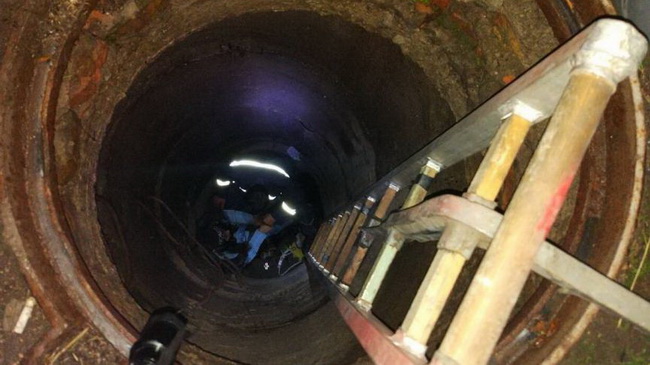 В Каменском девушка упала в открытый люк