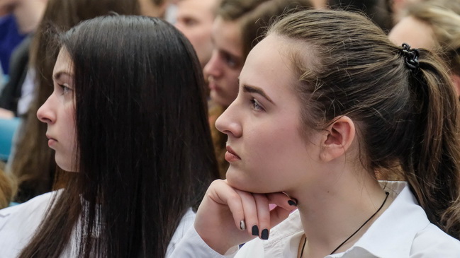 �������� ���������������� ���������� ������� ������� � �������� � 100-����� ���������� ���������