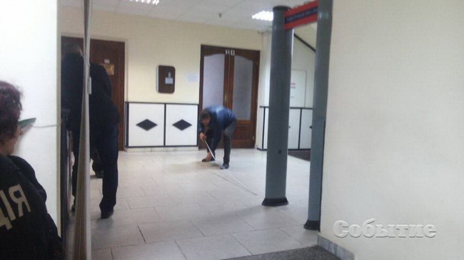 В горсовете Каменского устанавливают металлоискатель