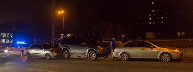 На Поля, пропуская пешехода, столкнулись Toyota Prado, Chevrolet и Lanos