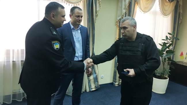 В Каменском наградили юбилейной медалью сотрудника полиции охраны