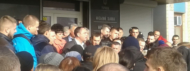 Неспокойная сессия Каменского горсовета: митинг друзей погибших подростков, потасовка в сессионном зале, извинения потерпевшего перед мэром