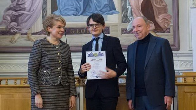 Даниил Озерный получает диплом лауреата стипендии Президента Украины. Каменчан призывают поддержать молодых кандидатов на получение областной премии