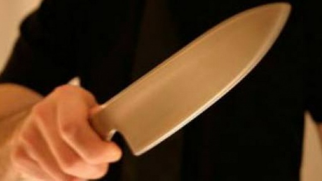 В Каменском мужчина вонзил сожительнице нож в спину