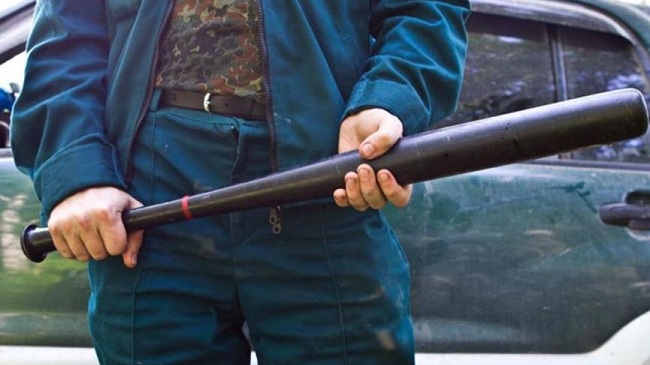 На Днепропетровщине мужчина избил битой водителя, не предоставившего ему преимущество в движении