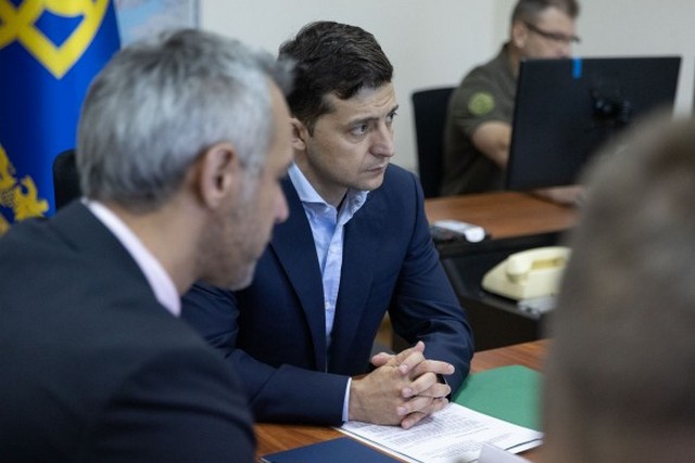 Комплексные услуги и авторежим: как Зеленский хочет упростить работу центров админуслуг