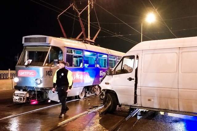 В Днепре на Амурском мосту столкнулись Mercedes Sprinter и трамвай: пострадал мужчина, движение остановилось