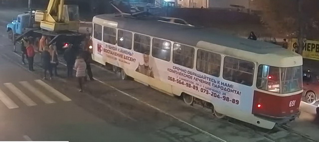 В центре Каменского с рельсов сошел трамвай