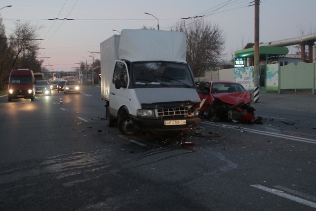 В Днепре на Марии Лисиченко столкнулись ГАЗель и Volkswagen: пострадал мужчина