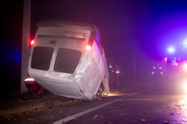 В Днепре водитель Opel вылетел на встречку, протаранил Mazdа, перевернулся и сбежал