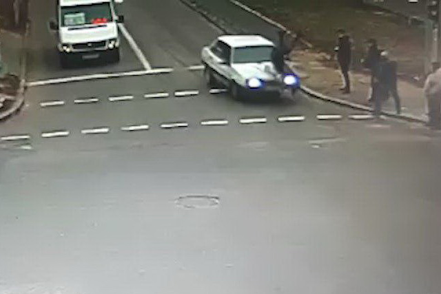 В центре Днепра женщина выбежала из маршрутки под колеса ВАЗа