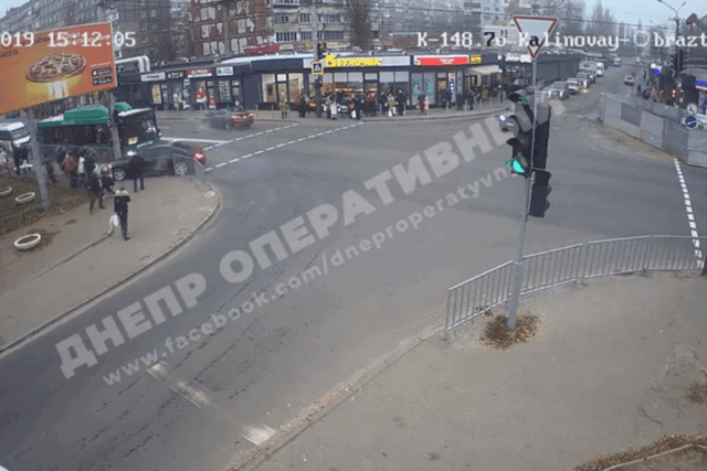 В Днепре на перекрестке Образцова и Калиновой в результате ДТП одну из машин вынесло на тротуар