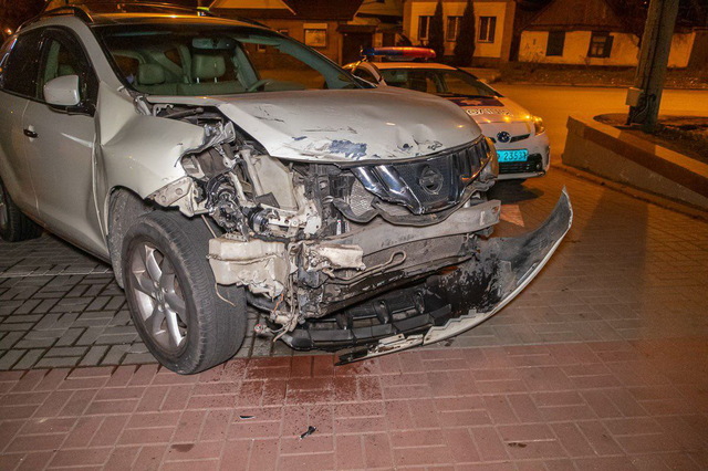 В Днепре на перекрестке улиц Антоновича и Надежды Алексеенко столкнулись Ford Mustang и Nissan