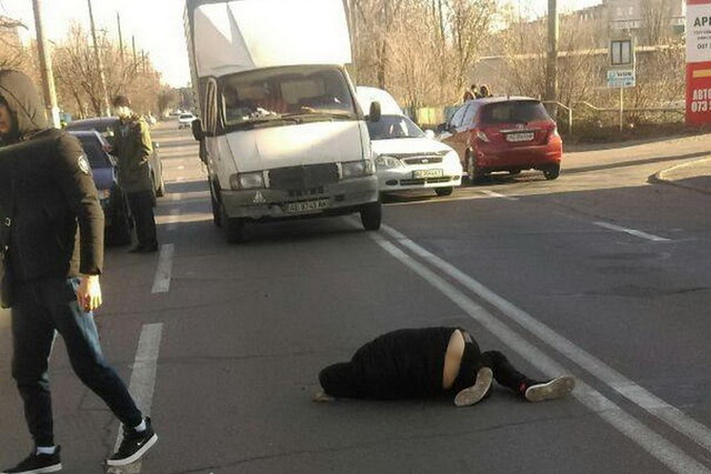 В Днепре на Богдана Хмельницкого Chevrolet сбил парня: движение затруднено