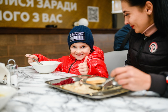 В днепровском социальном ресторане каждый день бесплатно кормят обедами до 500 переселенцев