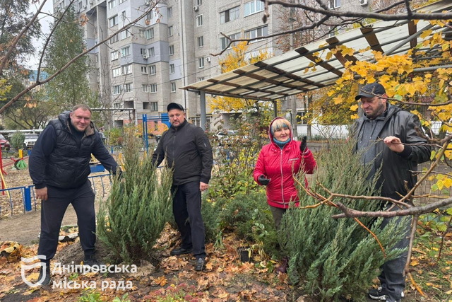 Дніпряни та районна влада продовжують проводити осінню толоку: упорядковують та озеленюють двори