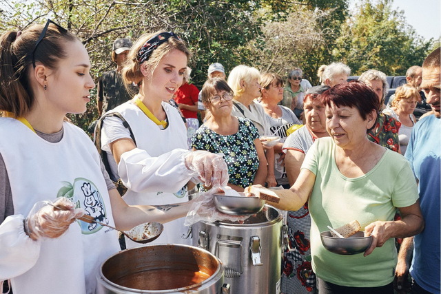 Нужденним у Дніпрі видали мільйон порцій безкоштовних гарячих обідів
