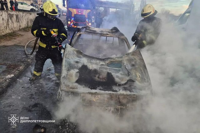 В Днепре пожарные потушили горящий автомобиль на улице Яхненковской