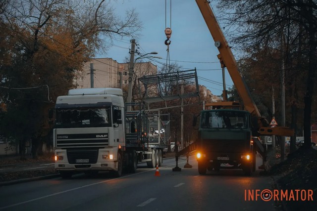 В Днепре на Антоновича на Toyota с грузовика упали металлические конструкции: движение перекрыли