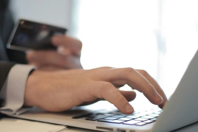 Банки снижают лимиты на переводы между картами: аналитик рассказал, кого это касается