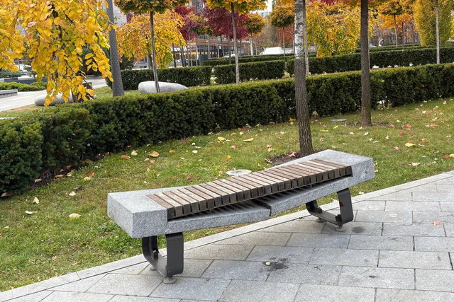 В сквере Прибрежный ремонтируют лавочки и парапеты