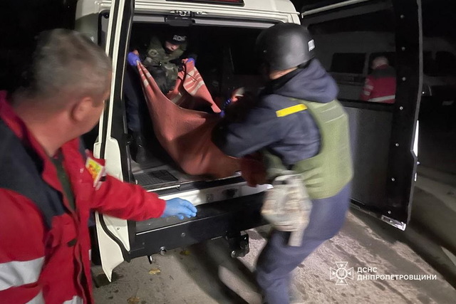 У Нікополі окупанти цілеспрямовано вдарили по автомобілю «швидкої», який транспортував людину до лікарні