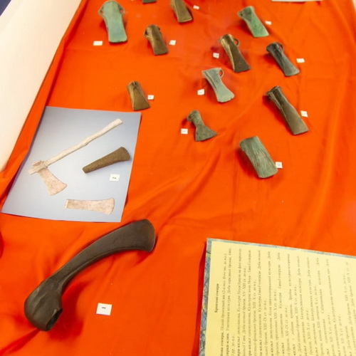 Зі схованок у Дніпрі вже дістали ножі та сокири…