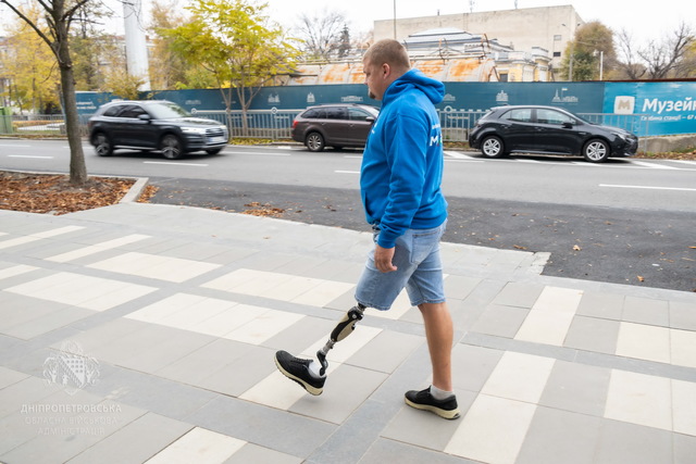 Безбар’єрний маршрут у середмісті Дніпра облаштовують в єдиному стилі