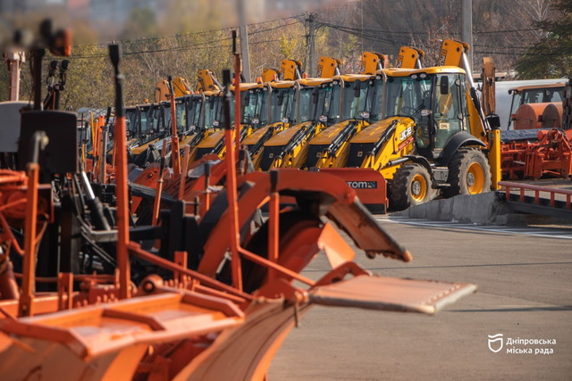 У Дніпрі завершують підготовку до зими: комунальна техніка готова на 100 %