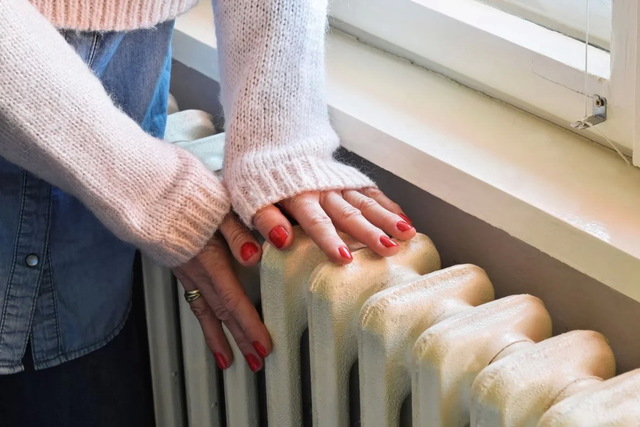 Чому деякі будинки в Дніпрі вже з опаленням та коли дадуть тепло всім