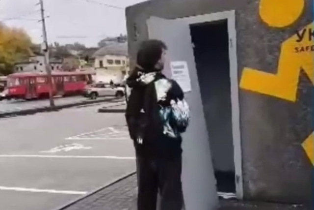 Полиция Днепра разыскала хулиганов, повредивших мобильное укрытие ради видео