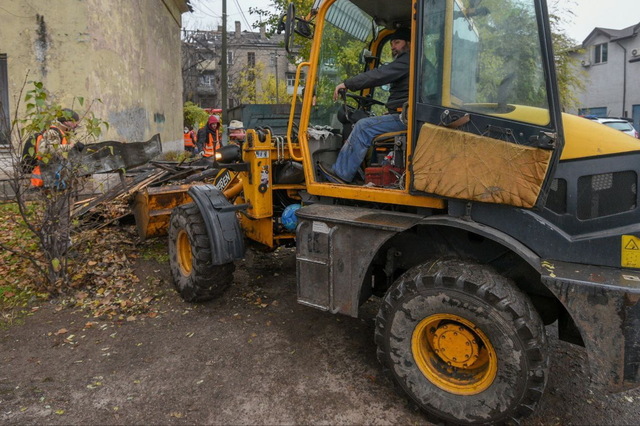 В Каменском продолжают разбирать завалы, там может находиться еще один человек