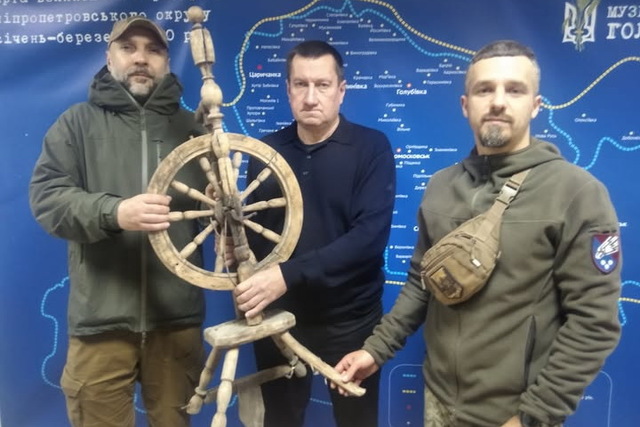 Военные передали днепровскому музею старинную прялку