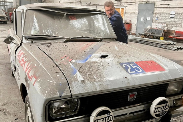 В Днепре ищут стекла для поврежденных в результате обстрела ретро-авто