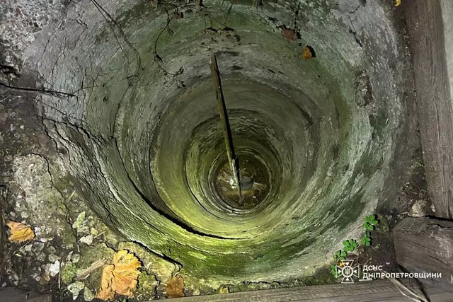 В Днепровском районе спасатели достали кота из девятиметрового колодца