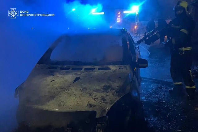 У Дніпрі вогнеборці ліквідували загорання автомобіля Mercedes