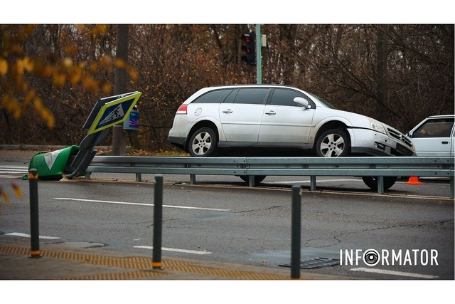 У Дніпрі на Космічній Opel наїхав на відбійник та повалив дорожній знак