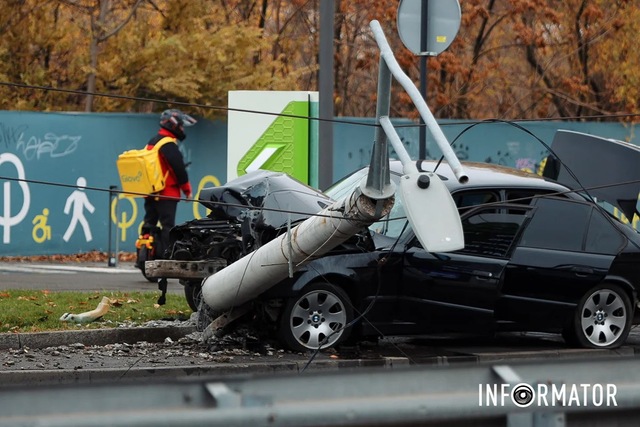 У Дніпрі на Набережній Перемоги BMW знесла стовп: працюють надзвичайні служби, рух перекрили - машини розвертають