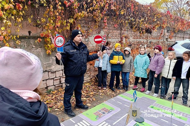 Безопасность превыше всего: ювенальные полицейские Днепра посетили детей с мобильным классом безопасности