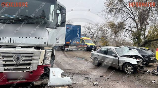 На Курсантской в Днепре столкнулись Ford и фура: есть пострадавший