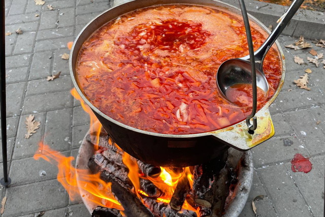 Жителів Дніпра годували безкоштовним борщем