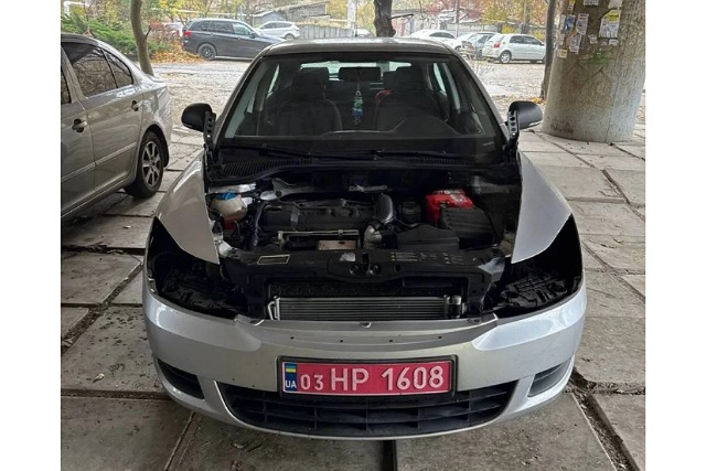 У Дніпрі невідомі вночі розтрощили на запчастини три автівки