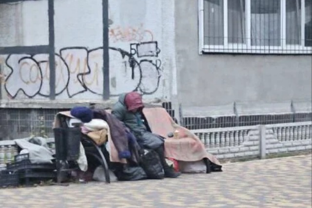 В Днепре женщина с весны живет на лавочке и отказывается от помощи