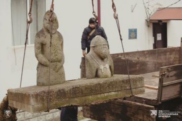 З прифронтової зони до музею у Дніпро евакуювали нові половецькі статуї