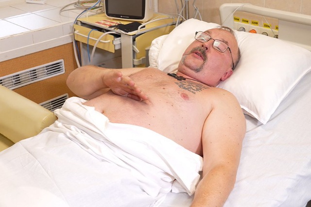 Після атаки РФ відомий дніпровський лікар намагався врятувати людей і опинився під завалами