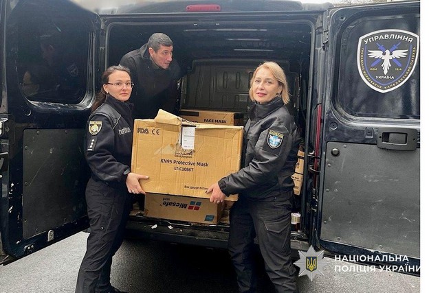 У Дніпрі поліцейські передали допомогу пораненим захисникам