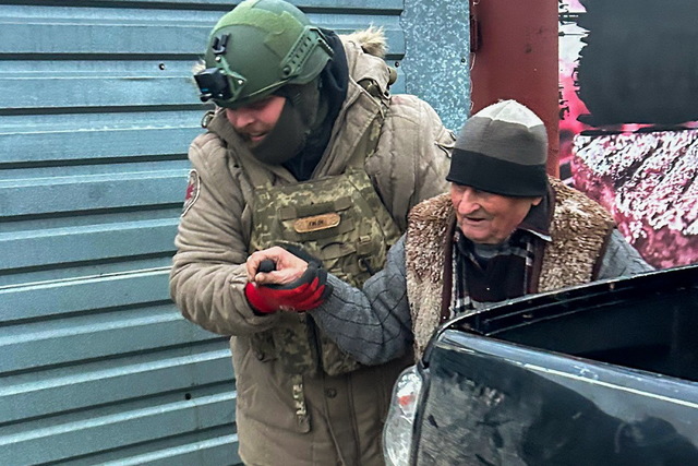 Воины Днепровской бригады «Дикое поле» спасают мирных людей