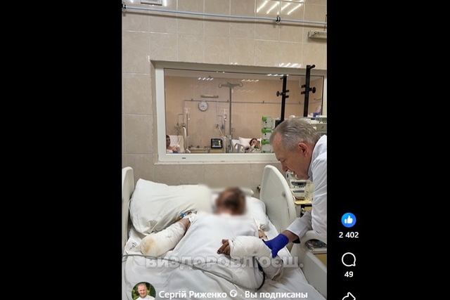 Він рухає відірваними кінцівками...