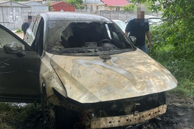 К 6 годам лишения свободы приговорена женщина из Днепра, которая втянула сына в «заработок» на поджоге авто